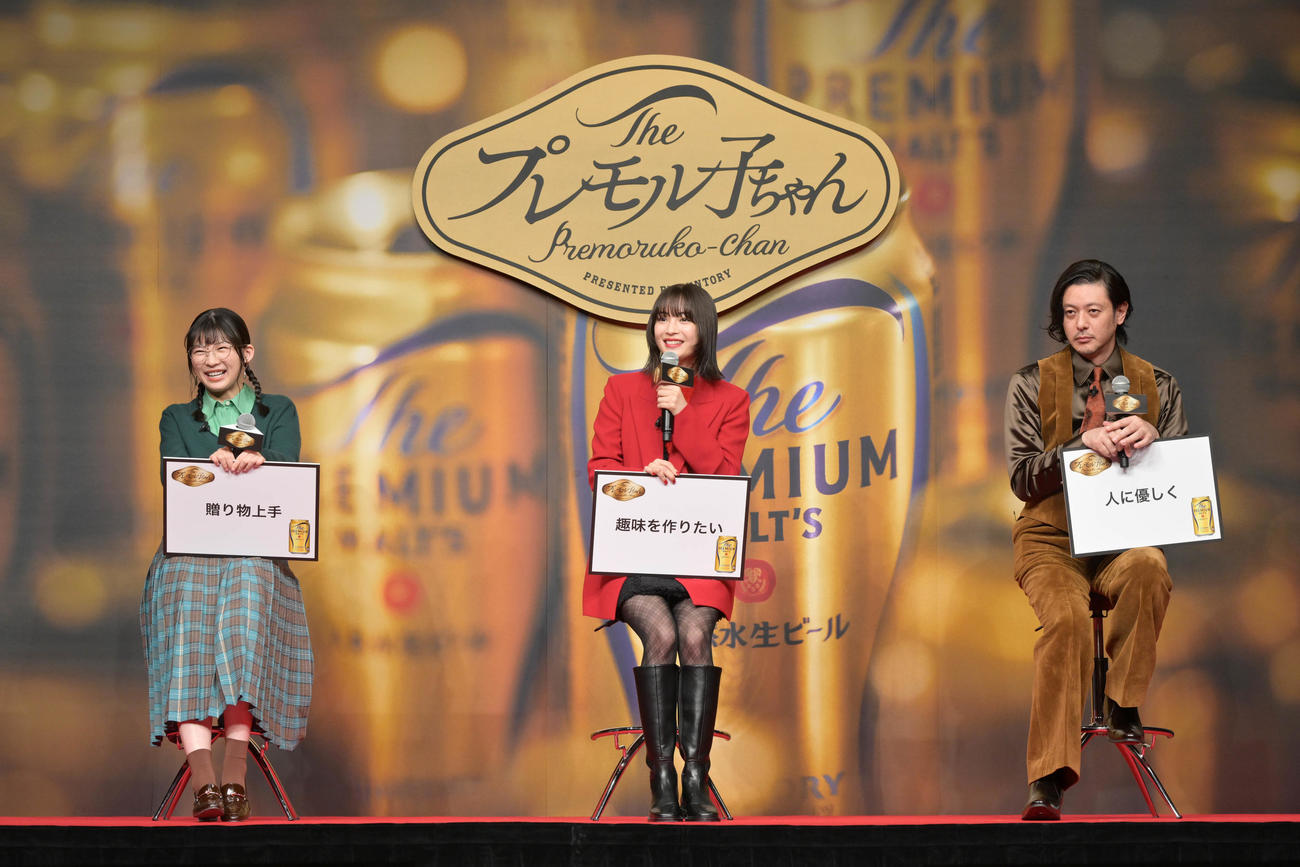 「ザ・プレミアム・モルツ」新CM発表会に出席した、左から伊藤沙莉、広瀬すず、オダギリジョー