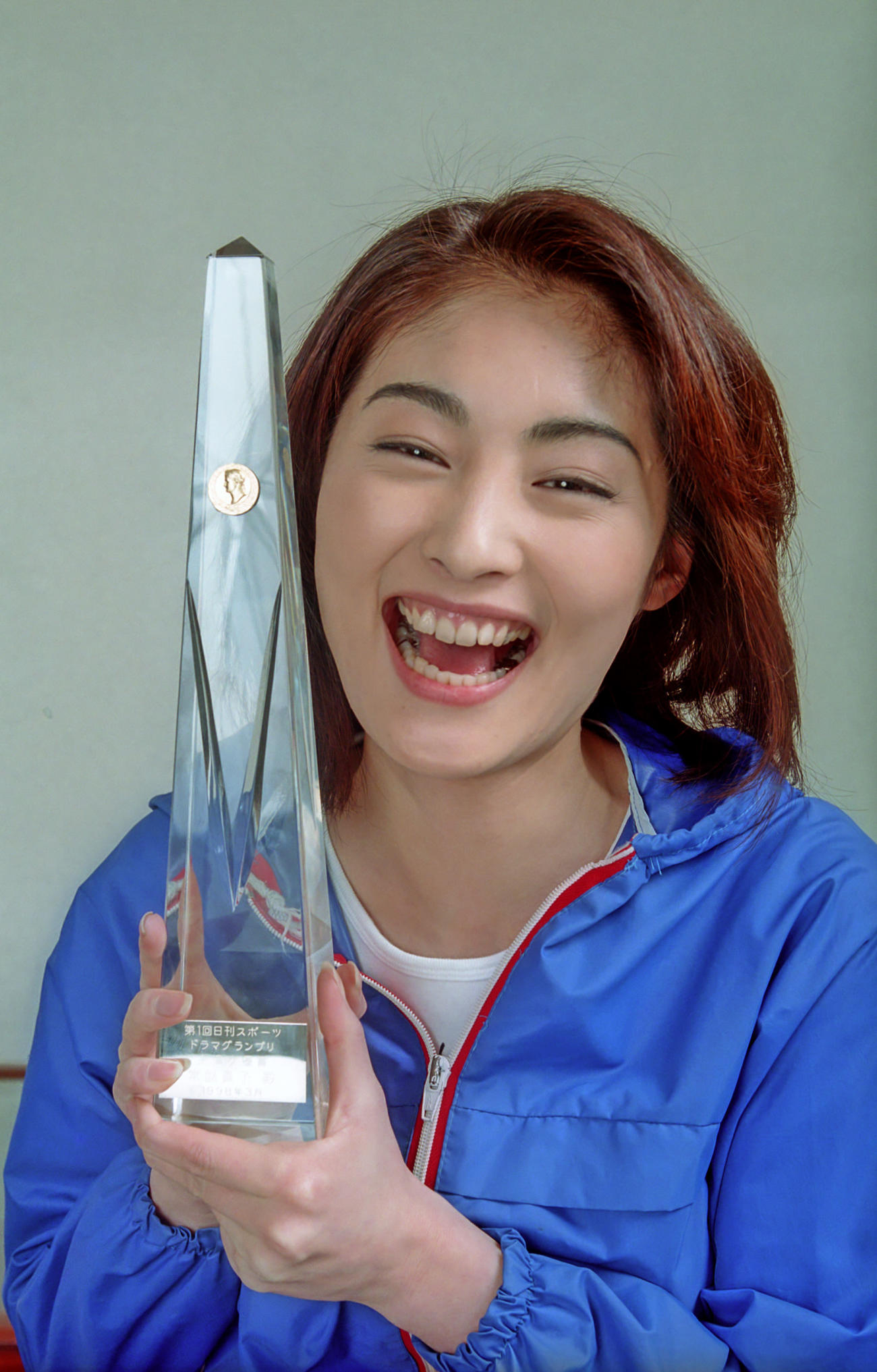 1998年、第1回日刊スポーツ・ドラマグランプリ　主演女優賞に輝いた常盤貴子は、トロフィーを手に「第1回目というのがうれしい」と喜びを語った