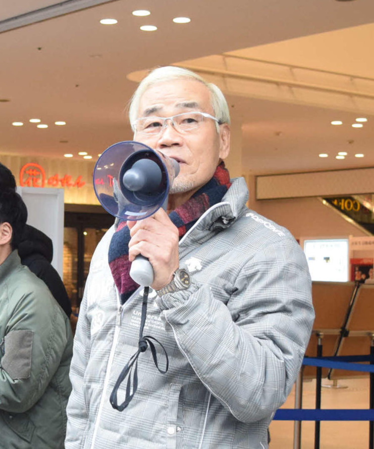 なんばグランド花月で能登半島地震への支援募金を呼びかけるオール巨人＝２０２４年１月１３日