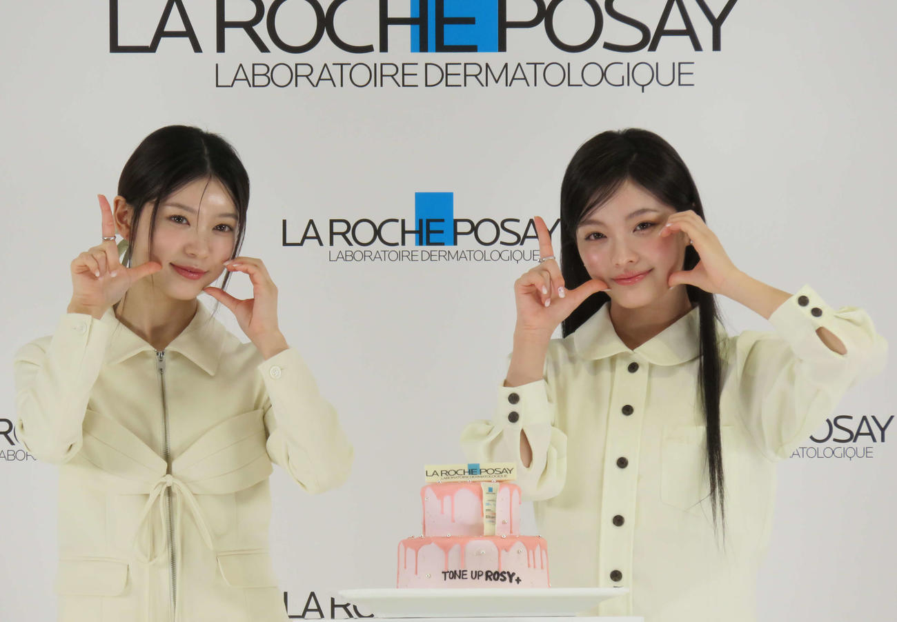 「ラ　ロッシュ　ポゼ　トーンアップUV　アンバサダー就任発表会」に登場したILLITのMOKA（左）とIROHA