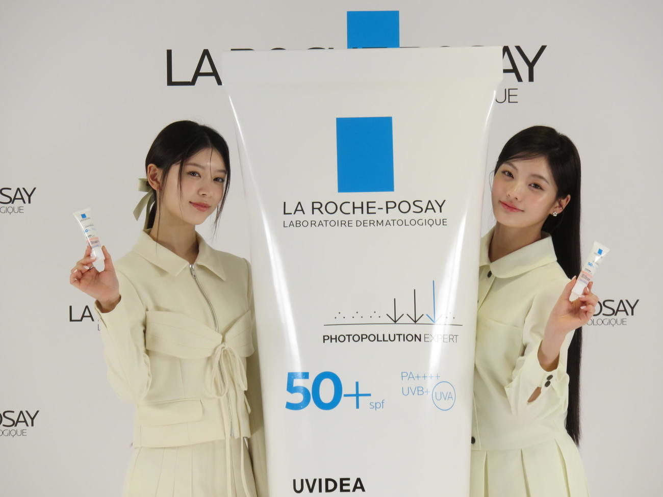 「ラ　ロッシュ　ポゼ　トーンアップUV　アンバサダー就任発表会」に登場したILLITのMOKA（左）とIROHA