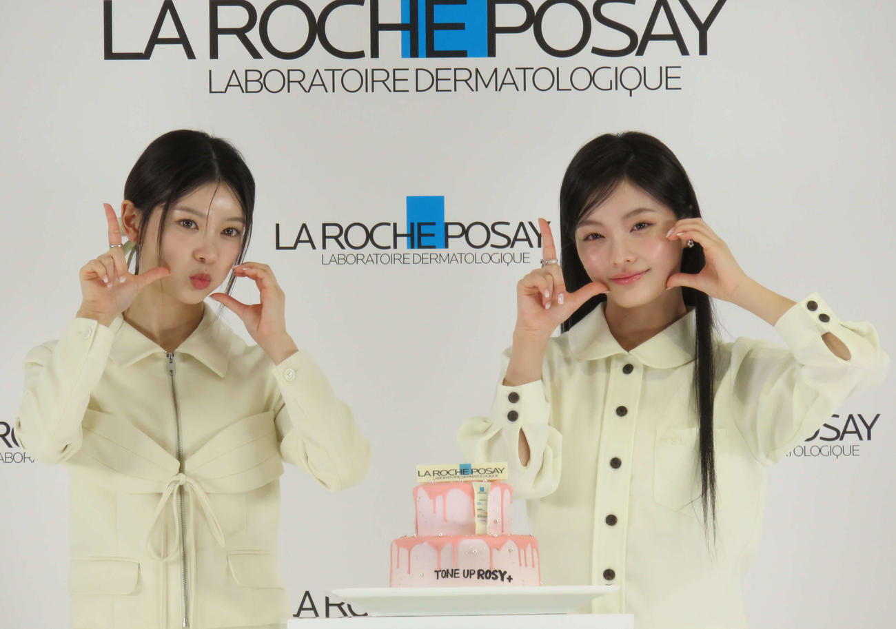 「ラ　ロッシュ　ポゼ　トーンアップUV　アンバサダー就任発表会」に登場したILLITのMOKA（左）とIROHA