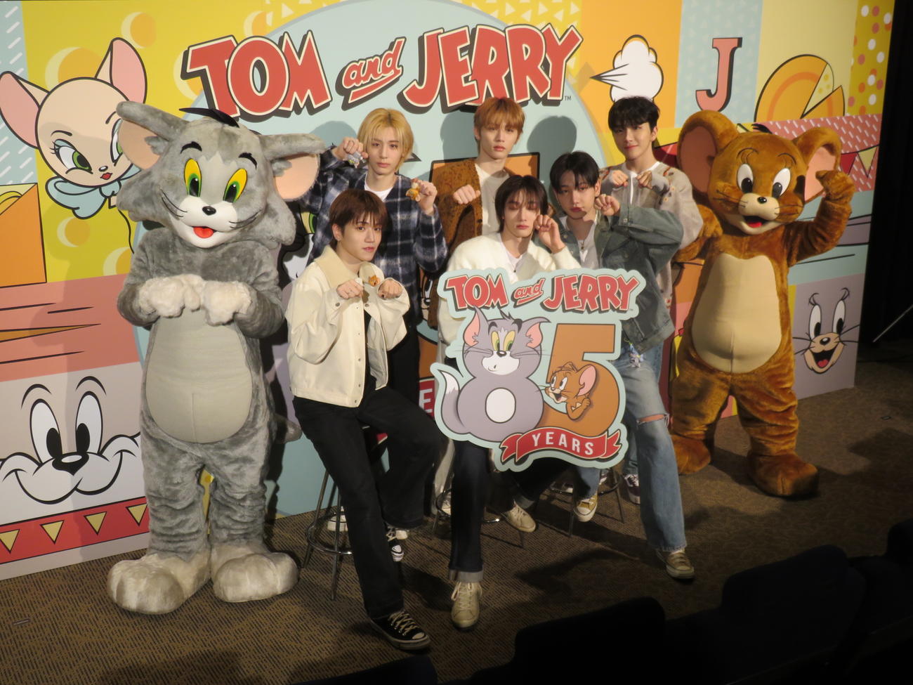 「トムとジェリー　85周年バースデーイベント」に出席して、トム（左）とジェリー（右）に囲まれて笑顔を見せるBOYNEXTDOORのメンバーたち。前列左から。RIWOO、SUNGHO、JAEHYUN、後列左からLEEHAN、TAESAN、WOONHAK