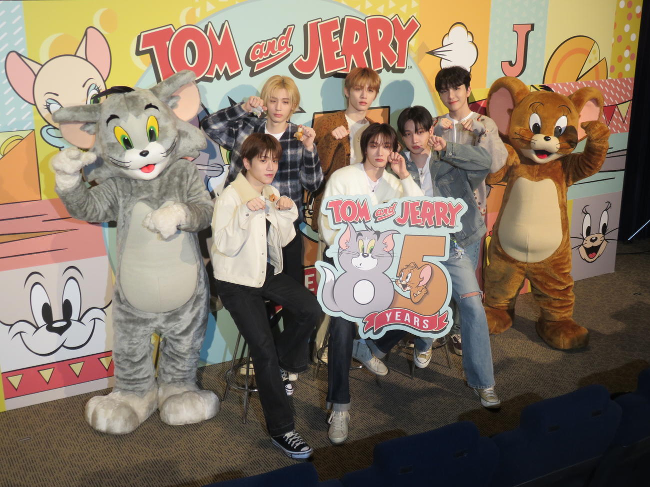「トムとジェリー　85周年バースデーイベント」に出席して、トム（左）とジェリー（右）に囲まれて笑顔を見せるBOYNEXTDOORのメンバーたち。前列左から。RIWOO、SUNGHO、JAEHYUN、後列左からLEEHAN、TAESAN、WOONHAK