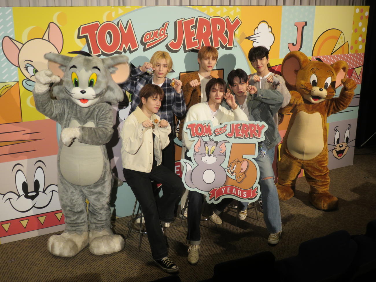 「トムとジェリー　85周年バースデーイベント」に出席して、トム（左）とジェリー（右）に囲まれて笑顔を見せるBOYNEXTDOORのメンバーたち。前列左から。RIWOO、SUNGHO、JAEHYUN、後列左からLEEHAN、TAESAN、WOONHAK