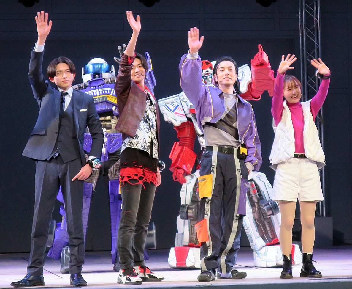 「爆上戦隊ブンブンジャーショー」取材会で。左から、葉山侑樹、井内悠陽、宮澤佑、鈴木美羽
