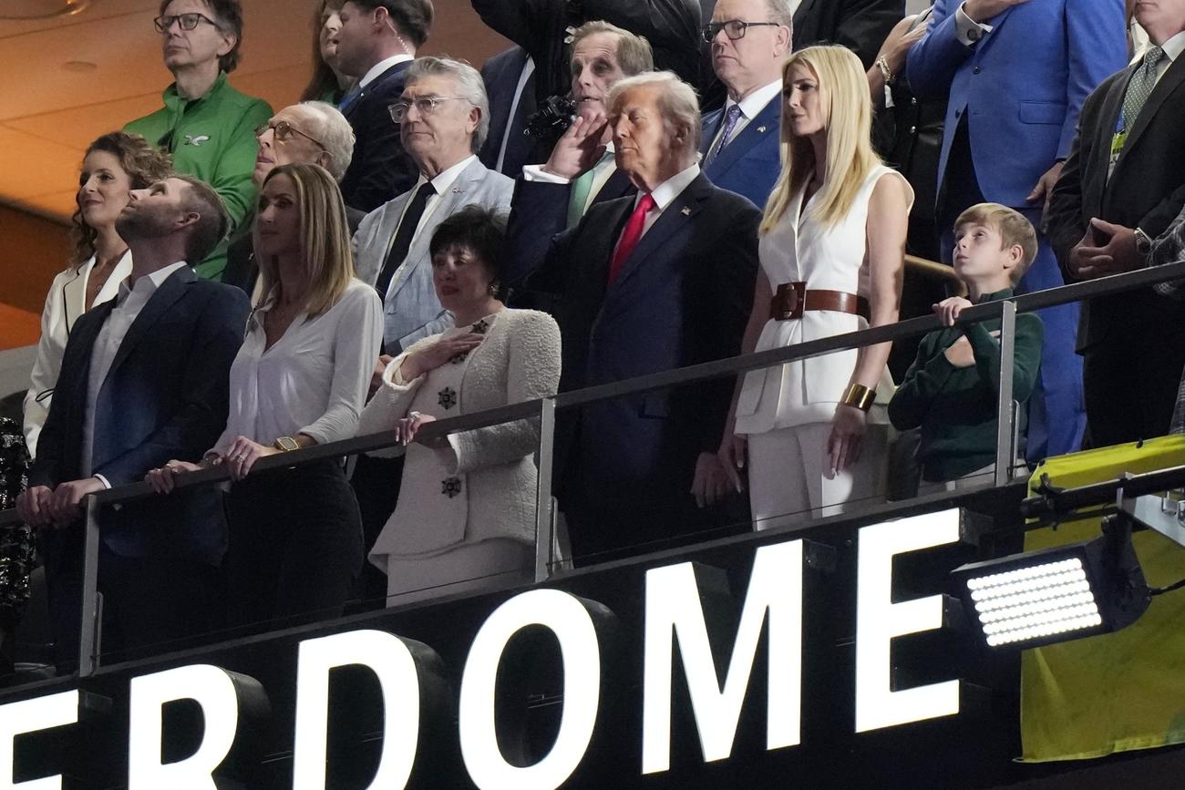 スーパーボウルの会場を訪れたトランプ大統領（AP）