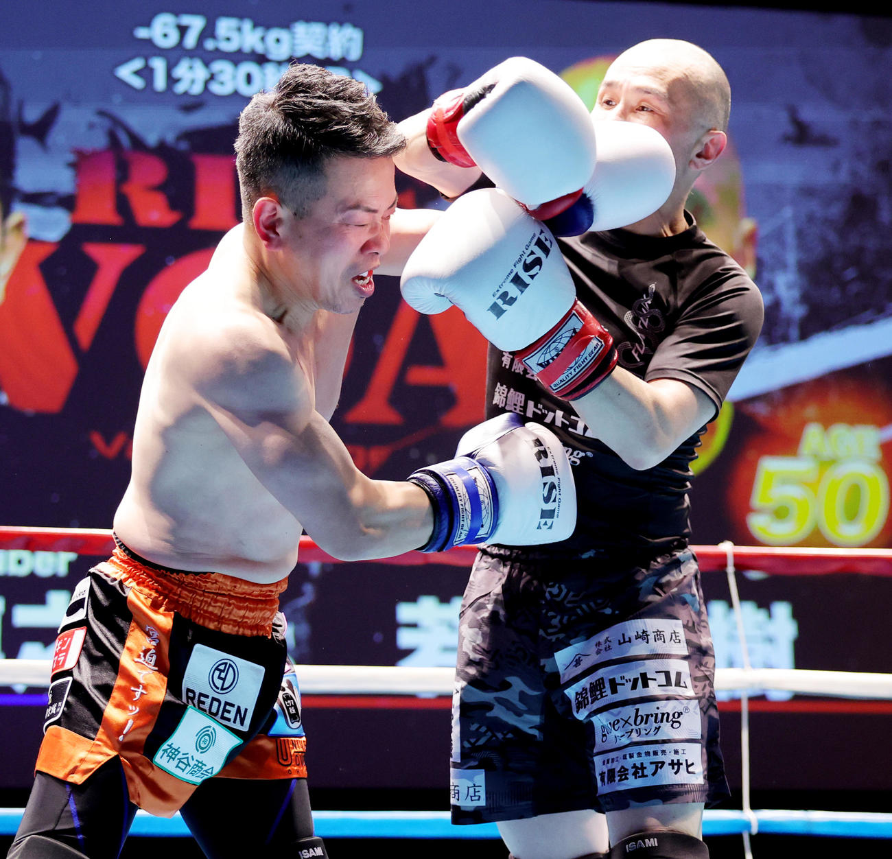 1回、若林元樹（右）と打ちあう宮迫博之（撮影・野上伸悟）