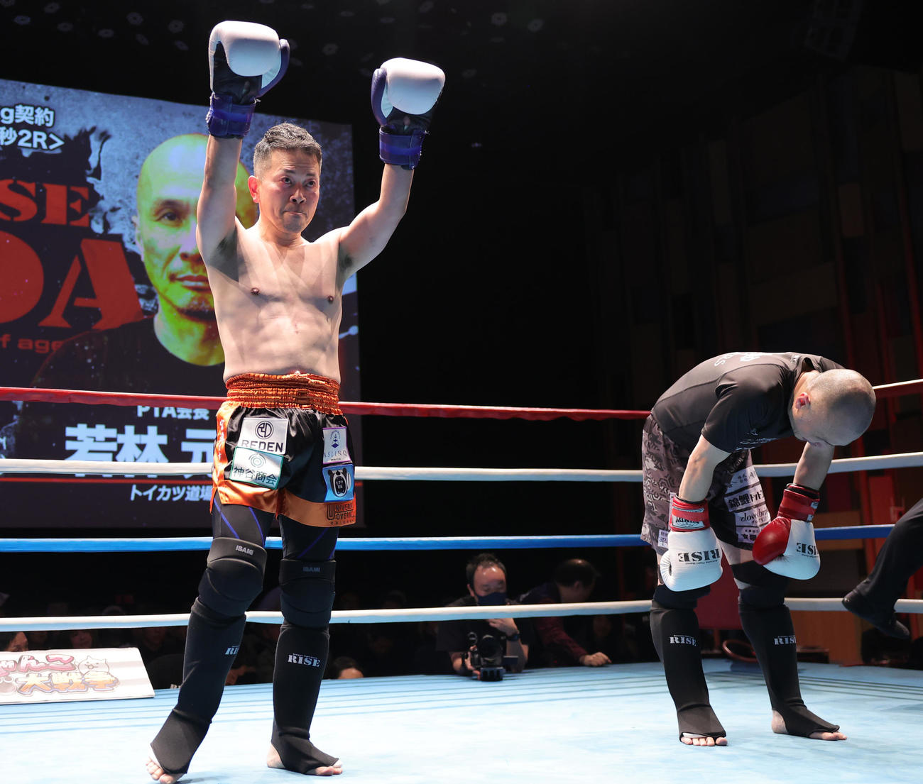 試合を終えファンの声援に応える宮迫博之。右は若林元樹（撮影・野上伸悟）