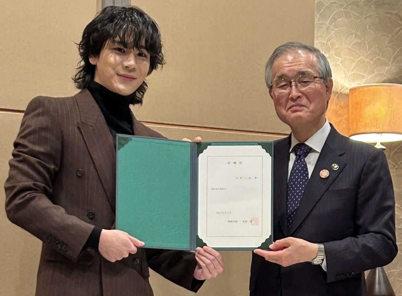 地元岡山県真庭市の「真庭大使委嘱式」に出席したJO1豆原一成（左）と太田昇真庭市長（撮影・松尾幸之介）