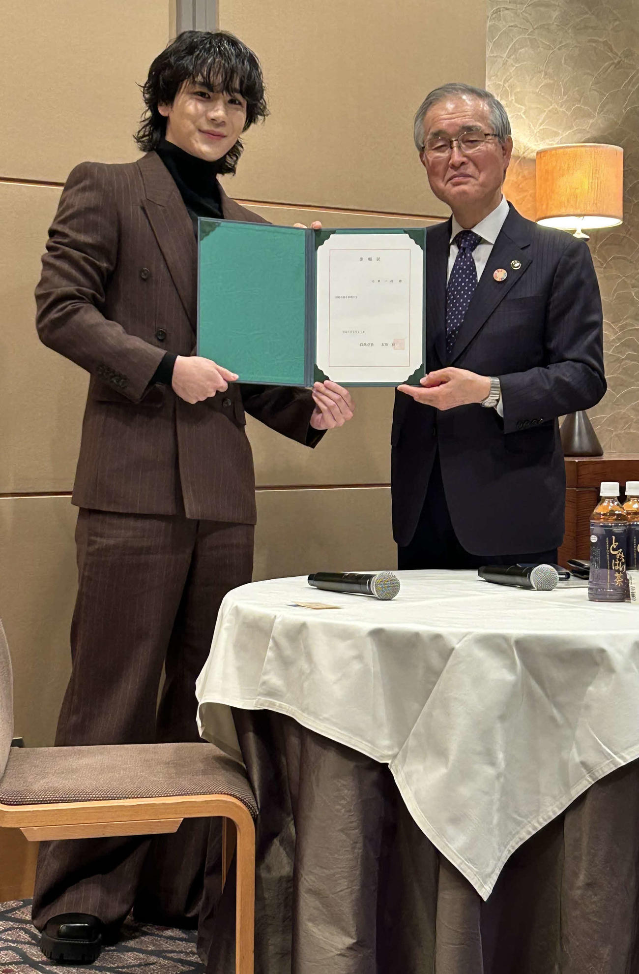 地元岡山県真庭市の「真庭大使委嘱式」に出席したJO1豆原一成（左）と太田昇真庭市長（撮影・松尾幸之介）
