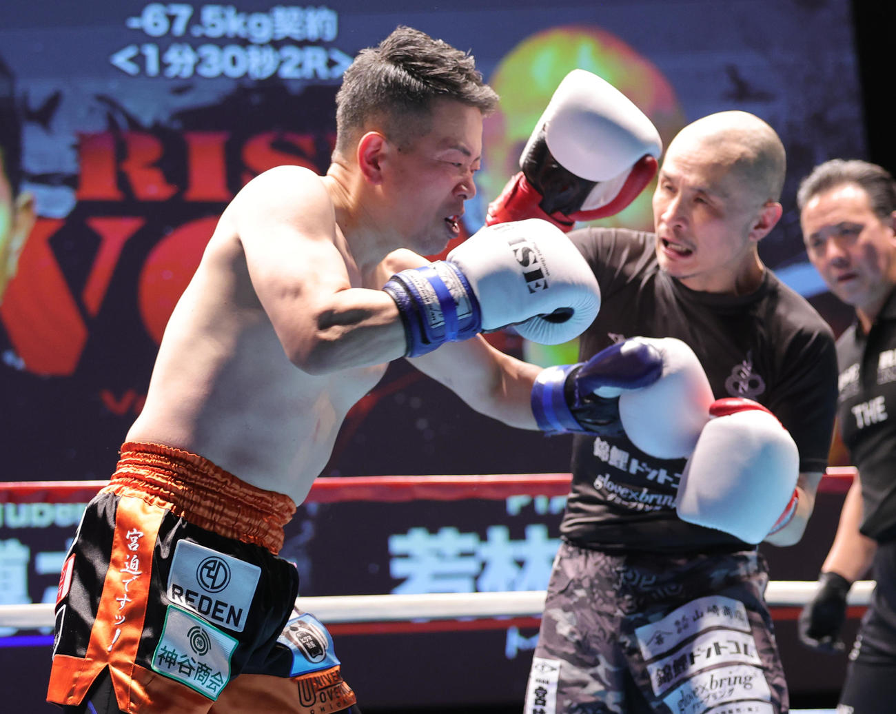 1回、若林元樹（右）と打ちあう宮迫博之（撮影・野上伸悟）
