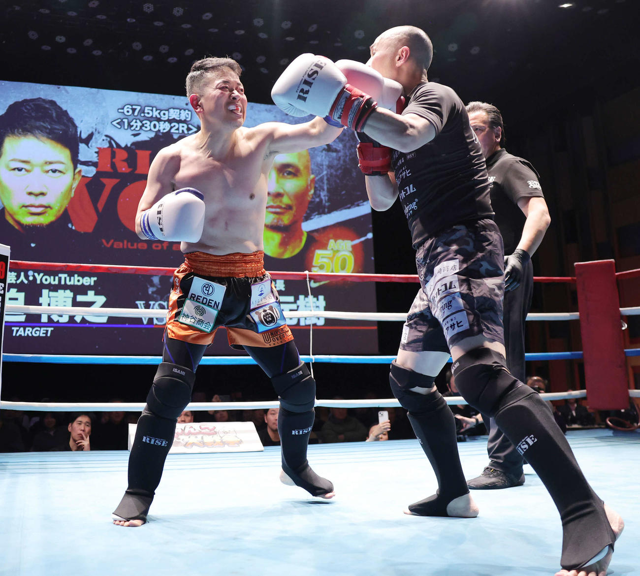 2回、若林元樹（右）と打ちあう宮迫博之（撮影・野上伸悟）