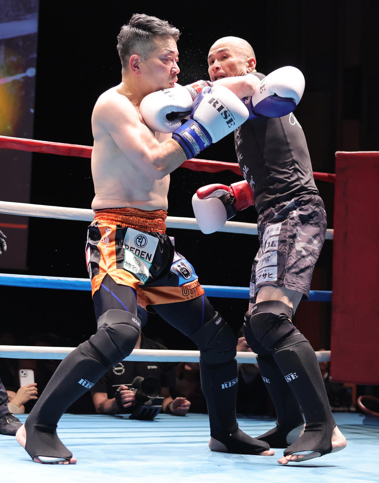 2回、若林元樹（右）と打ちあう宮迫博之（撮影・野上伸悟）