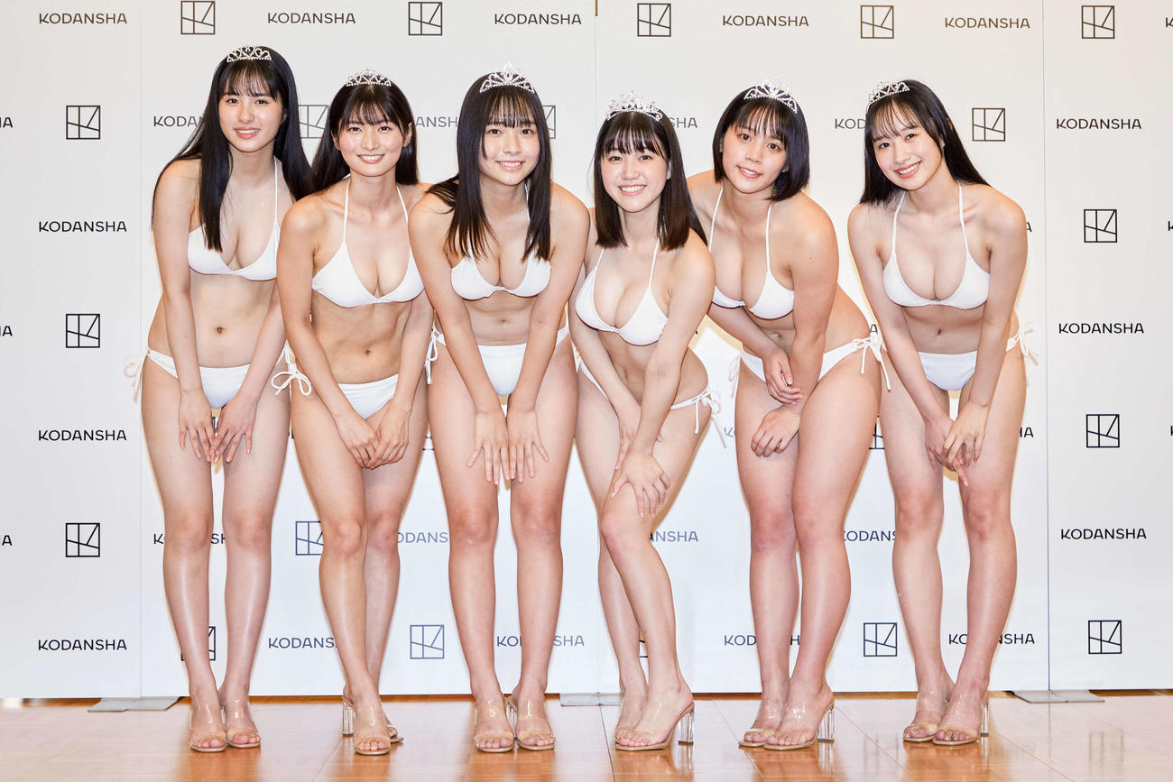「ミスマガジン2021」メンバーの左から内藤花恋、大島璃乃、天野きき、和泉芳怜、山岡雅弥、辻優衣（21年11月撮影）