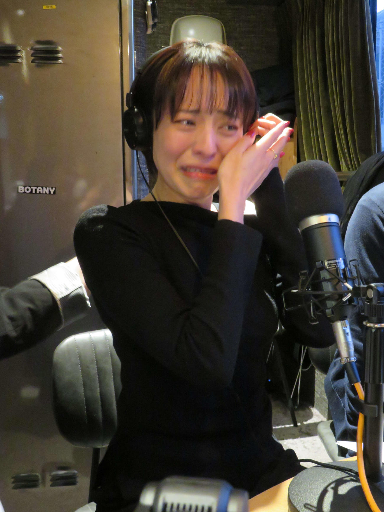 ファーストシングル「はじまる」について語る中で、涙する上田まりえ（撮影・村上幸将）