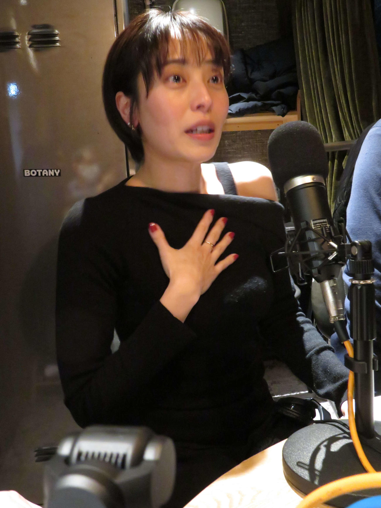 ファーストシングル「はじまる」について語る上田まりえ（撮影・村上幸将）