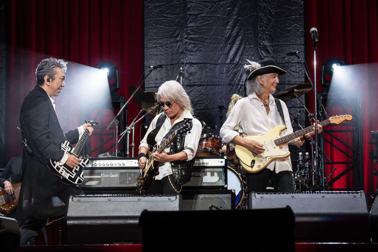 ジェフ・ベックさんを追悼するトリビュート公演でギター演奏をする、左から布袋寅泰、、松本孝弘、Char