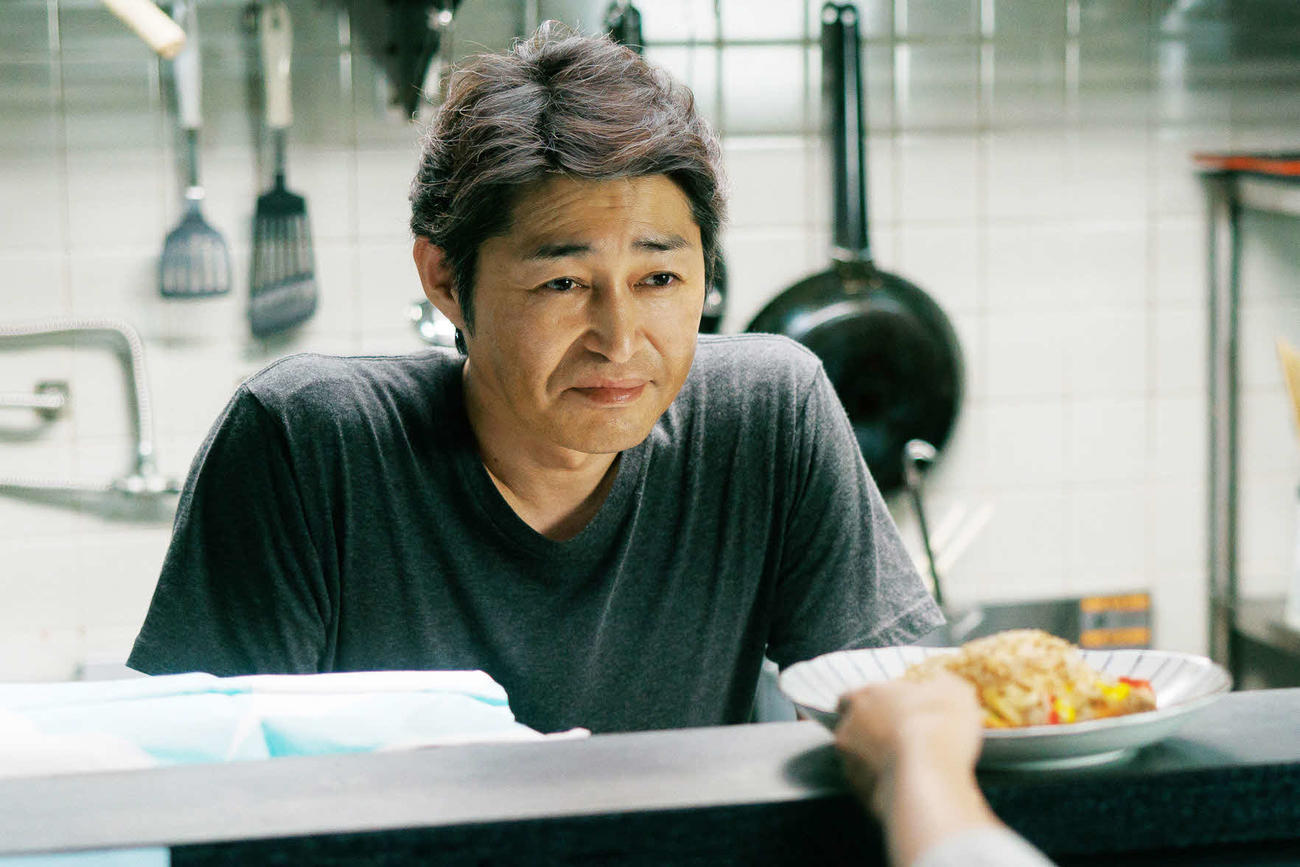 映画「おいしくて泣くとき」に出演する安田顕