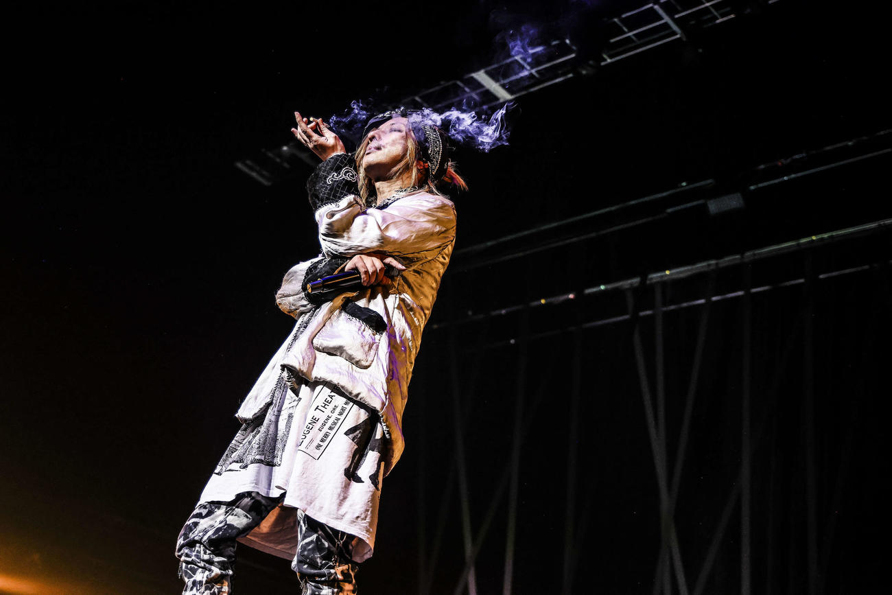 「黒夢『CORKSCREW A GO GO！SAINT MY FAKE STAR』」で、ステージで、喫煙するパフォーマンスを見せる清春