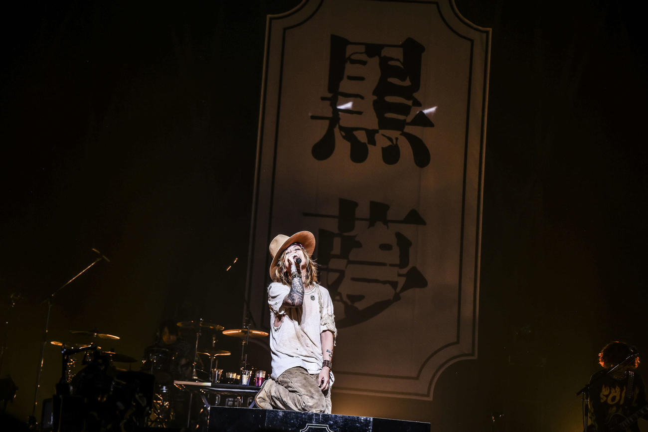 「黒夢『CORKSCREW A GO GO！SAINT MY FAKE STAR』」で歌唱する清春