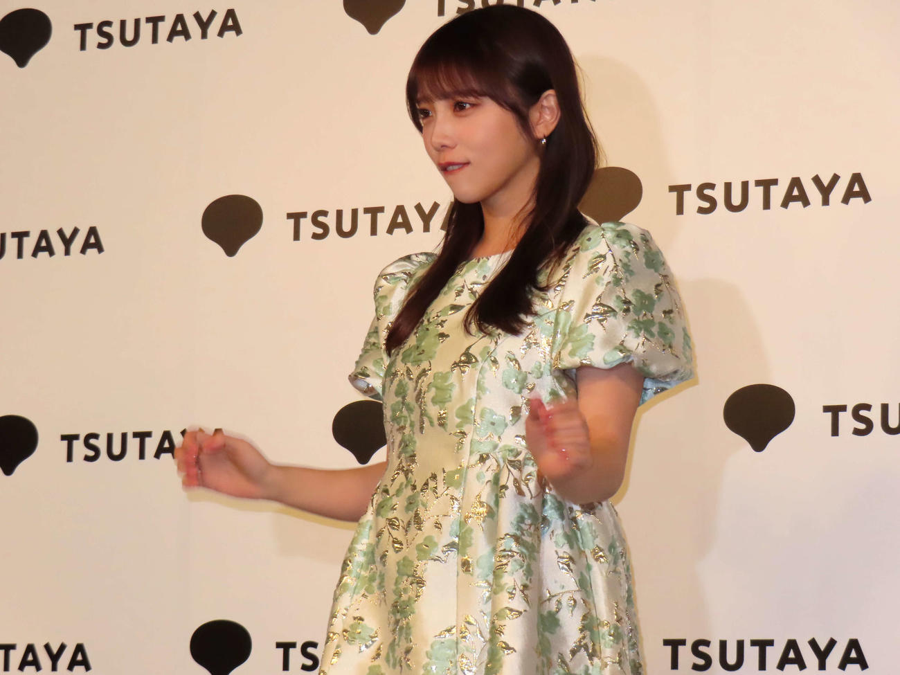 サード写真集「ヨーダ」発売記念会見でウォンバットのマネをする乃木坂46与田祐希