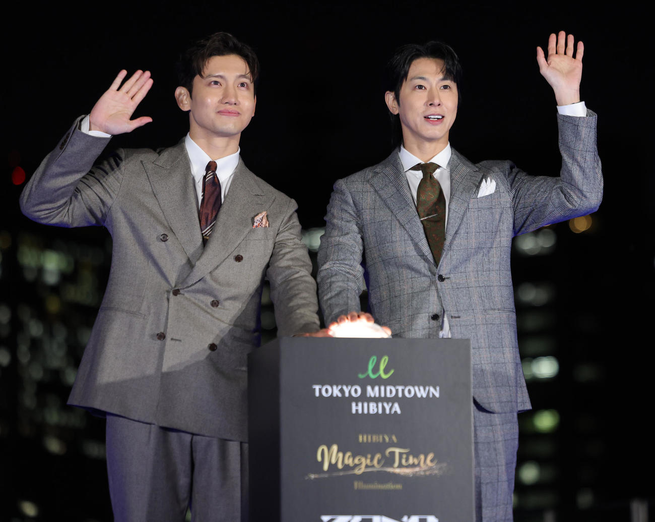 東方神起のチャンミン（左）とユンホ（2024年11月撮影）
