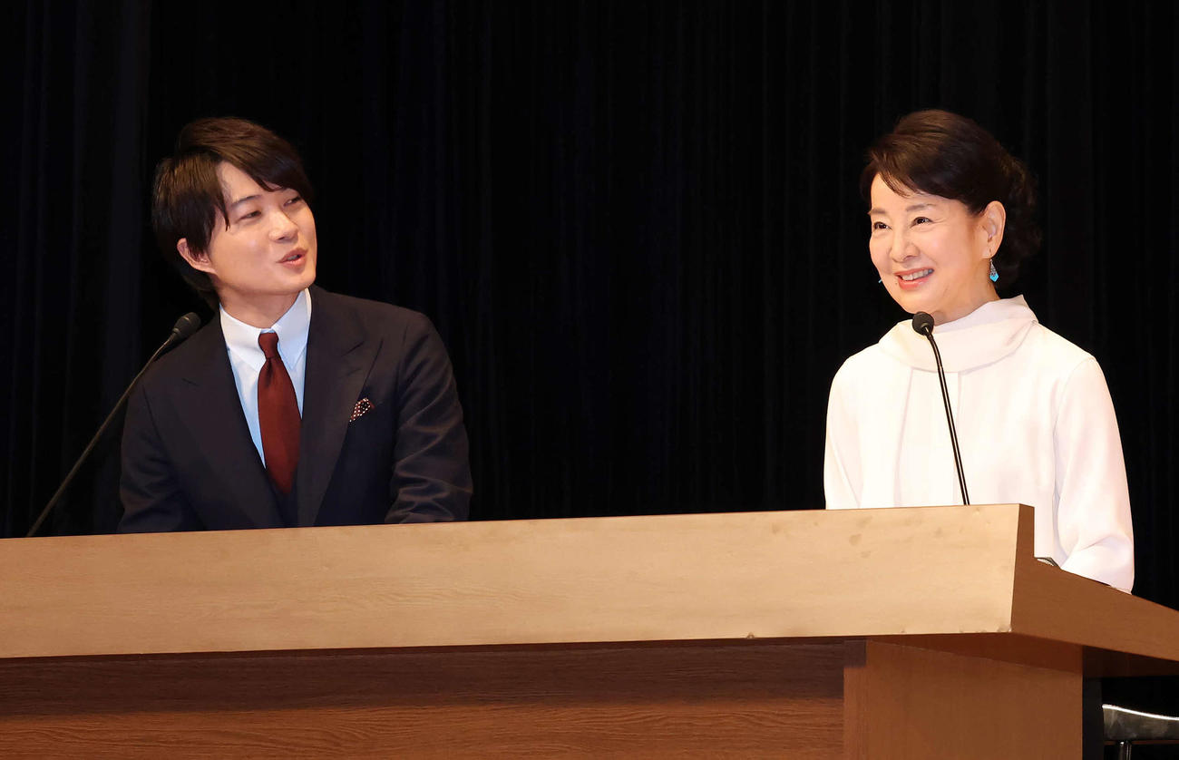 司会を務める神木隆之介と吉永小百合（撮影・丹羽敏通）