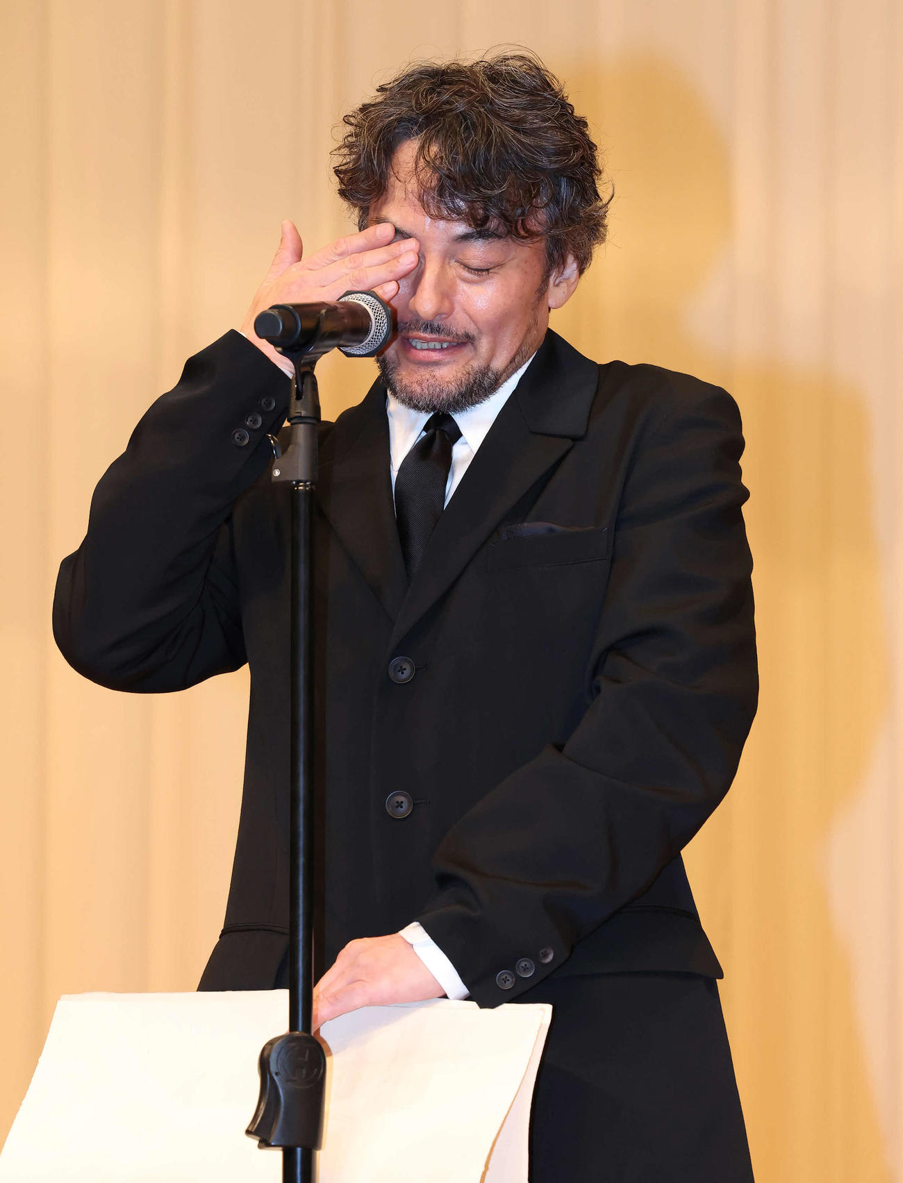 主演男優賞を受賞して感極まる山口馬木也（撮影・丹羽敏通）