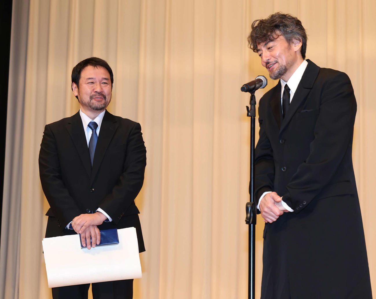 「侍タイムスリッパー」で作品賞を受賞した安田淳一監督（左）にお祝いの言葉を述べる主演男優賞の山口馬木也（撮影・丹羽敏通）