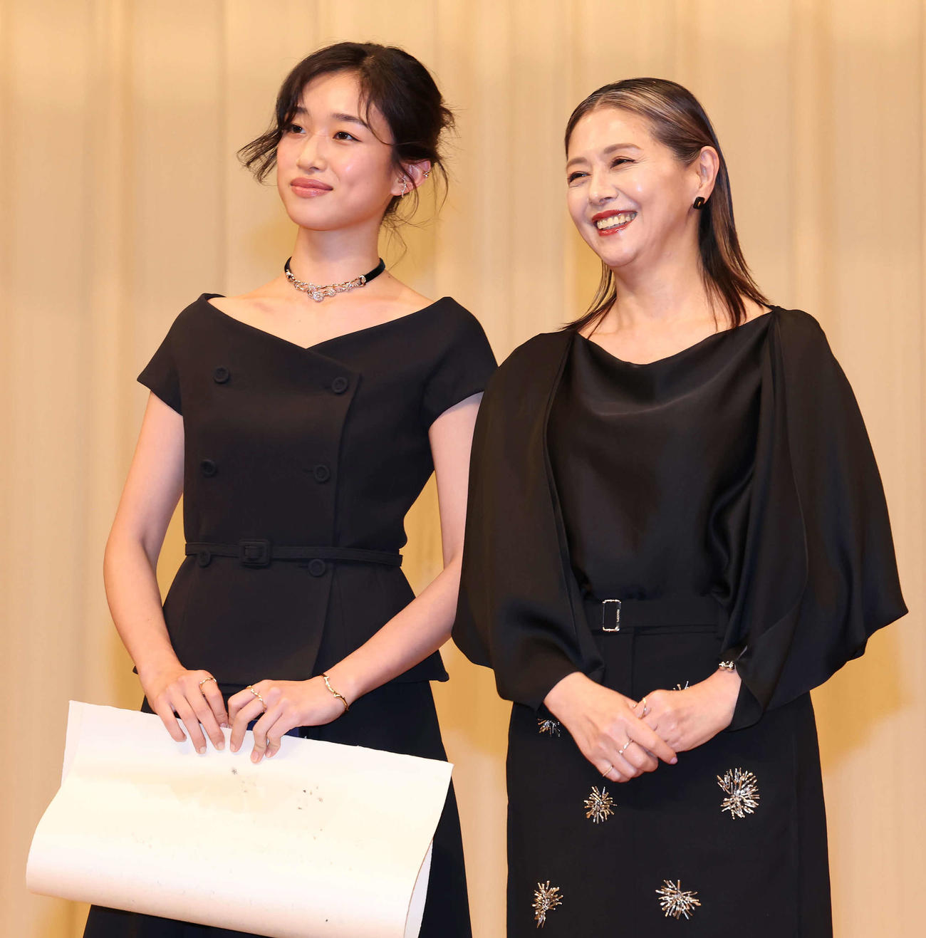 主演女優賞の河合優実（左）と助演女優賞の小泉今日子（撮影・丹羽敏通）
