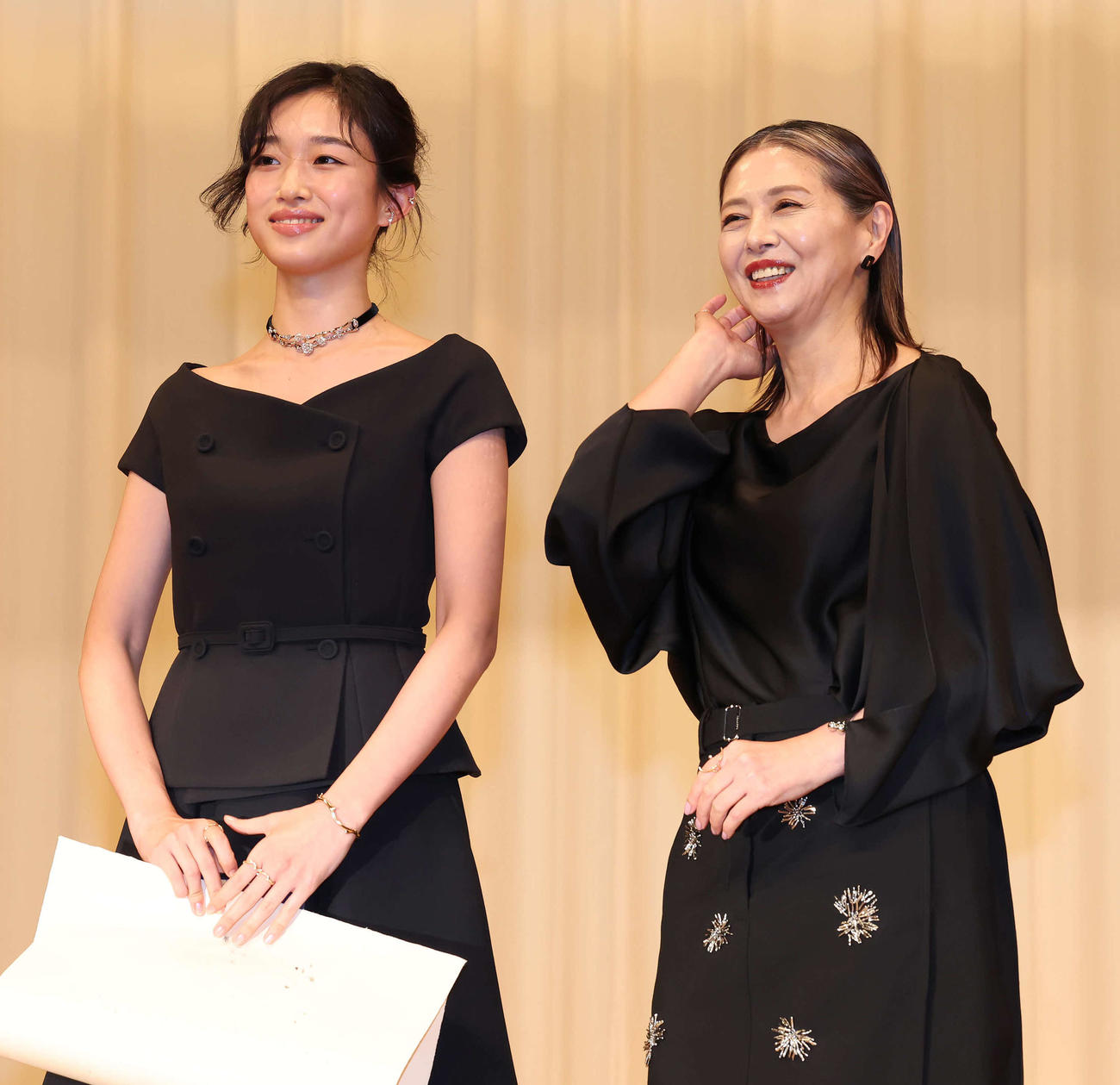 主演女優賞の河合優実（左）と助演女優賞の小泉今日子（撮影・丹羽敏通）