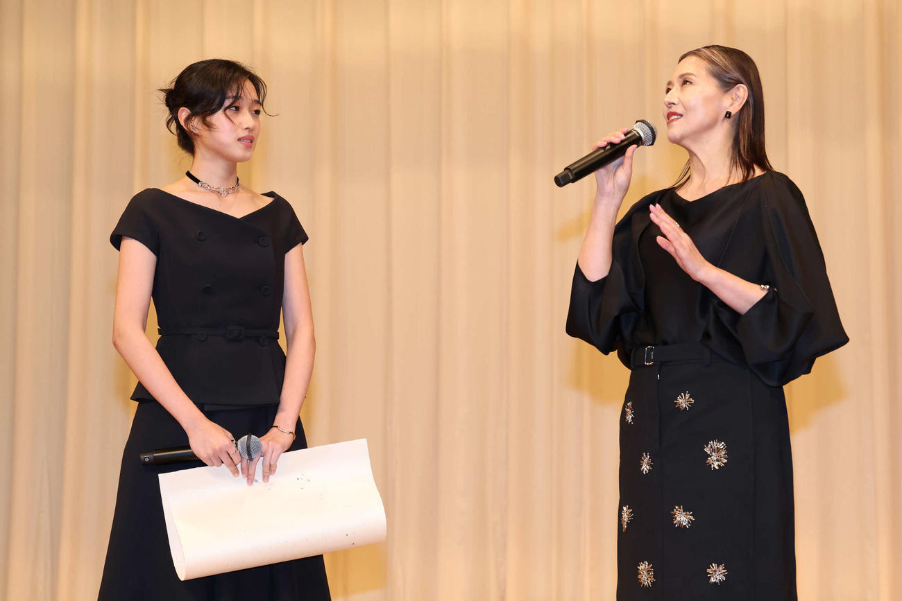 主演女優賞の河合優実（左）と助演女優賞の小泉今日子（撮影・丹羽敏通）