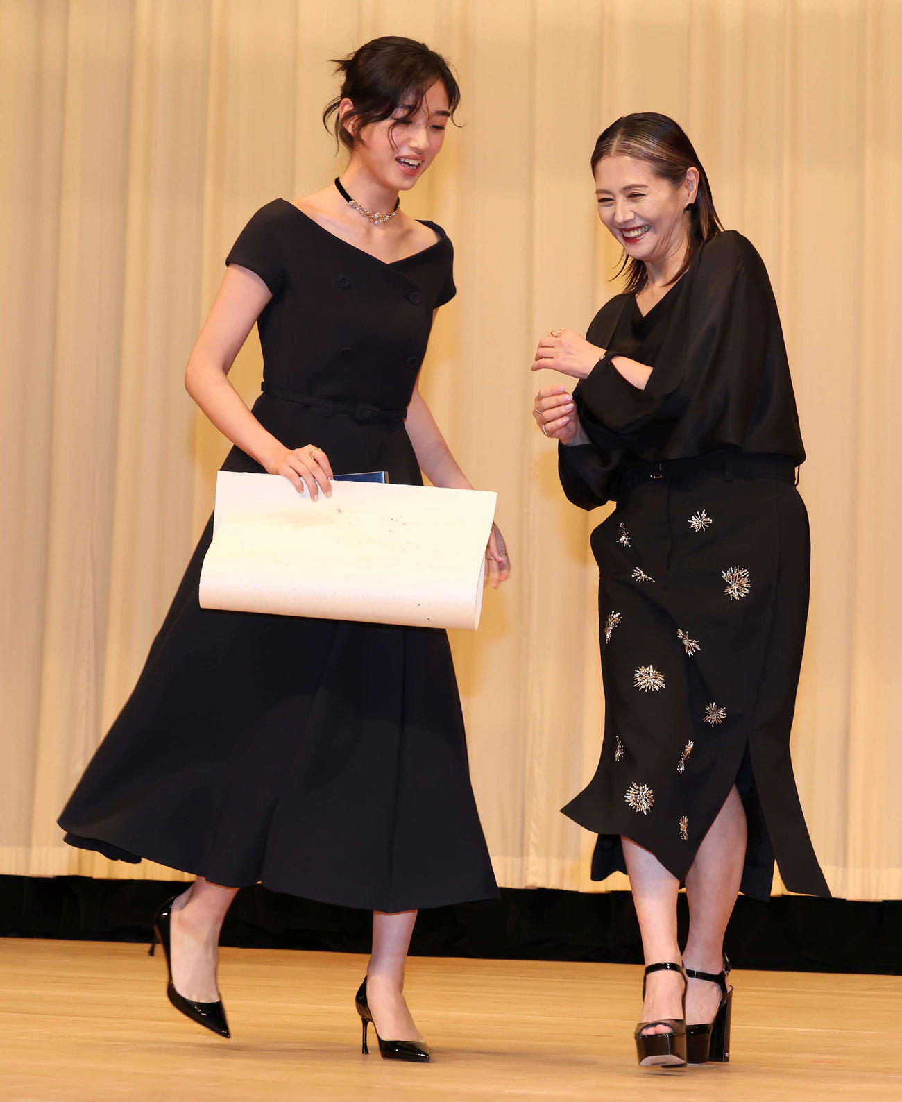 主演女優賞の河合優実（左）と助演女優賞の小泉今日子（撮影・丹羽敏通）
