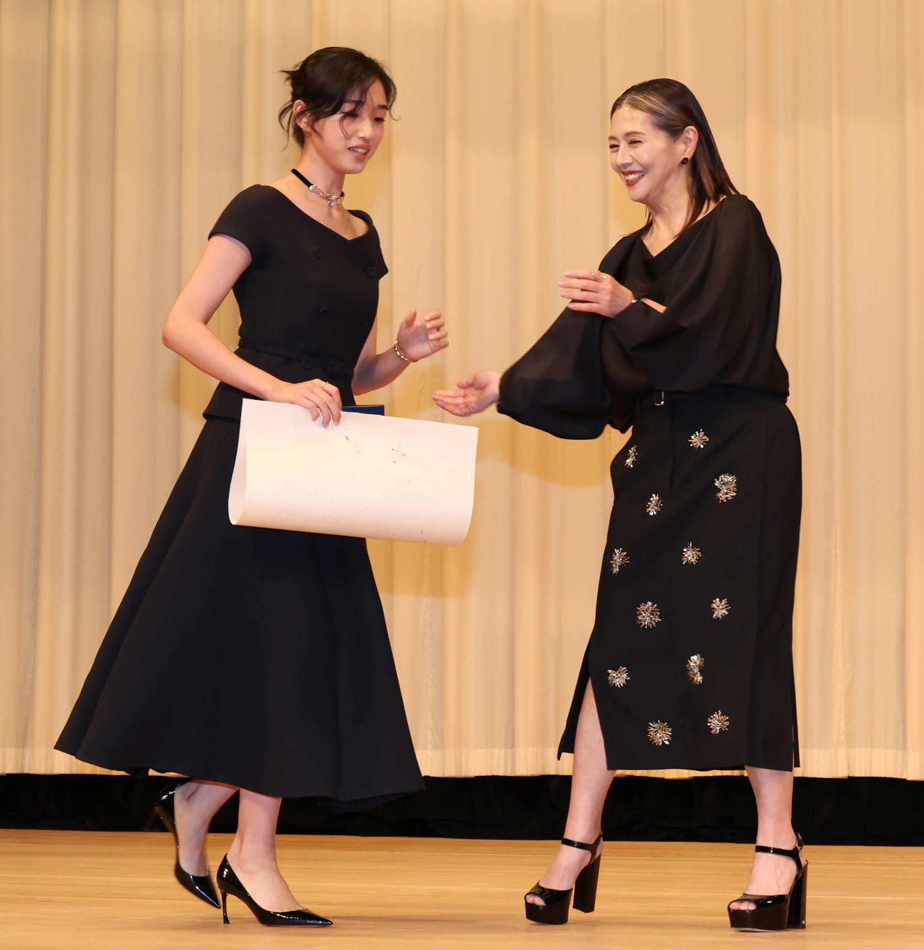 主演女優賞の河合優実（左）と助演女優賞の小泉今日子（撮影・丹羽敏通）
