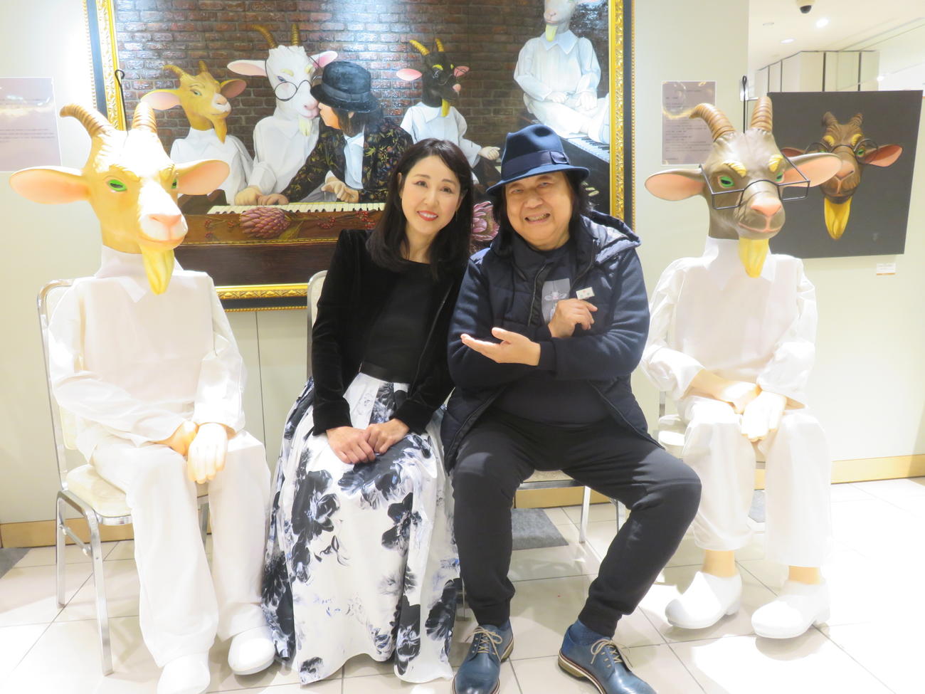 個展を開催中の吉野祥江氏（左）とミッキー吉野