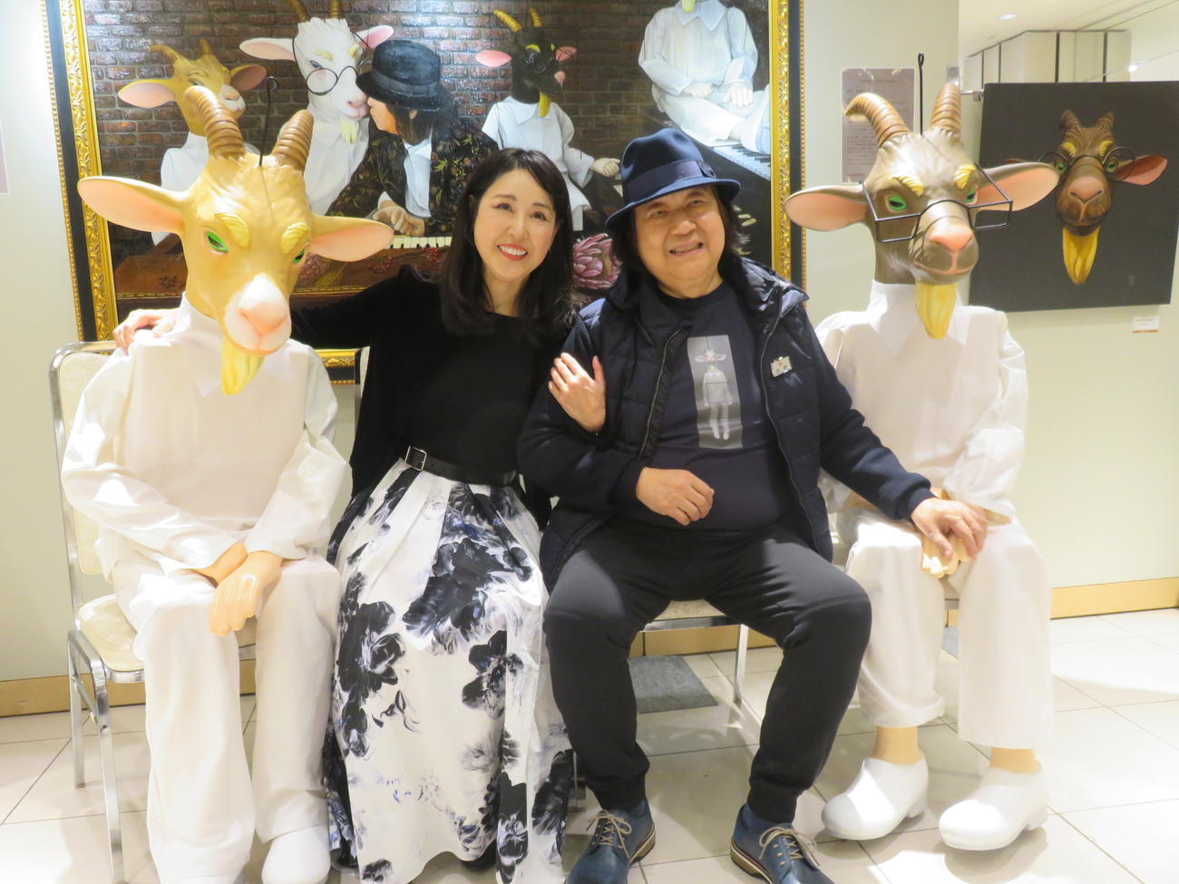 個展を開催中の吉野祥江氏（左）とミッキー吉野