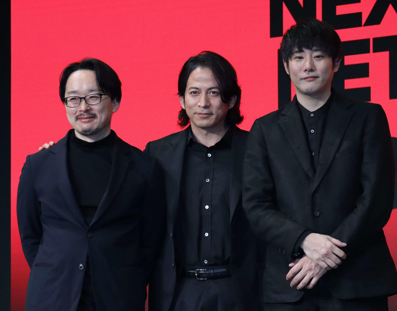 「Next on Netflix 2025」で、「イクサガミ」について語った、左から高橋信一エグゼクティブプロデューサー、岡田准一、藤井道人監督