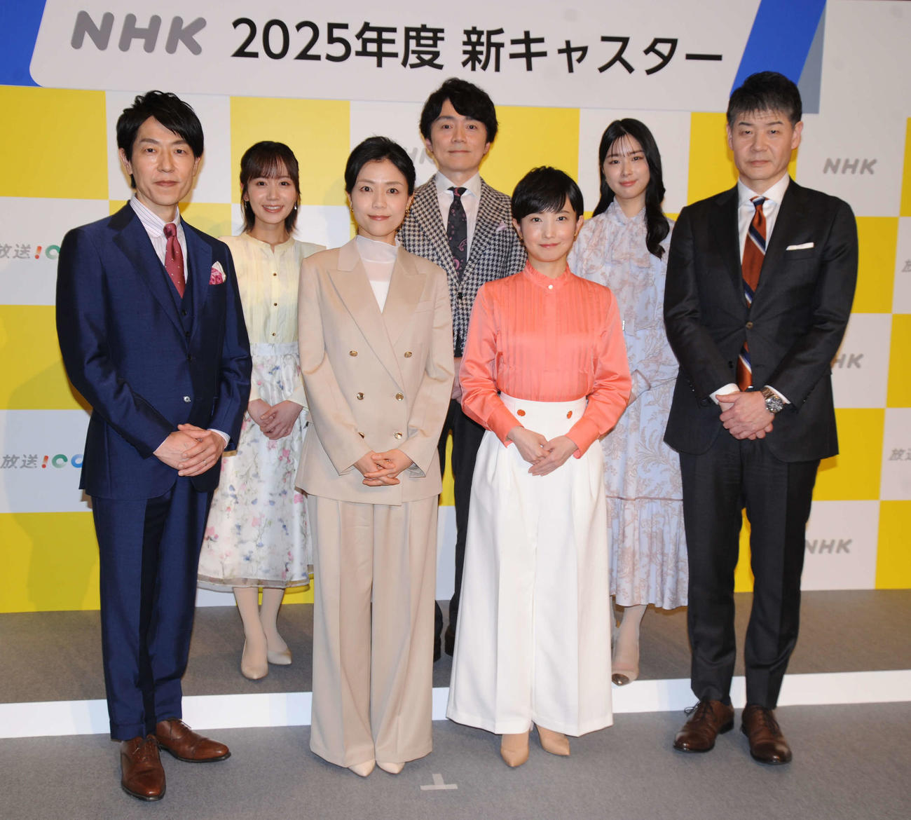2025年度番組改定の詳細を発表で会見に登壇した、前列左から高井正智アナ、中山果奈アナ、林田理沙アナ、山下毅キャスター、後列左から佐藤茉那アナ、高瀬耕造アナ、嶋田ココアナ（撮影・松尾幸之介）