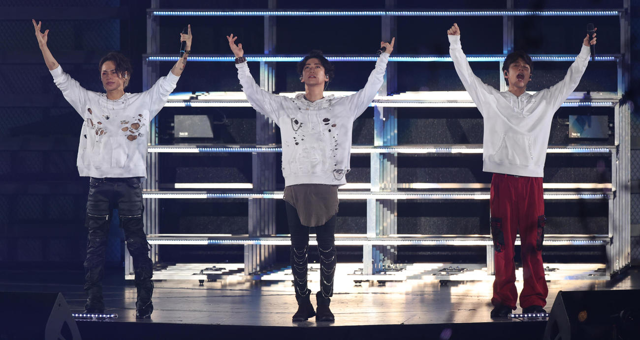 横浜アリーナライブでファンに感謝を伝えるKAT－TUNの、左から上田竜也、亀梨和也、中丸雄一（23年5月撮影）