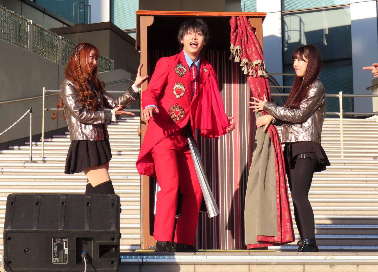 イリュージョンとともに登場するカラフルダイヤモンド古川流唯（中央）