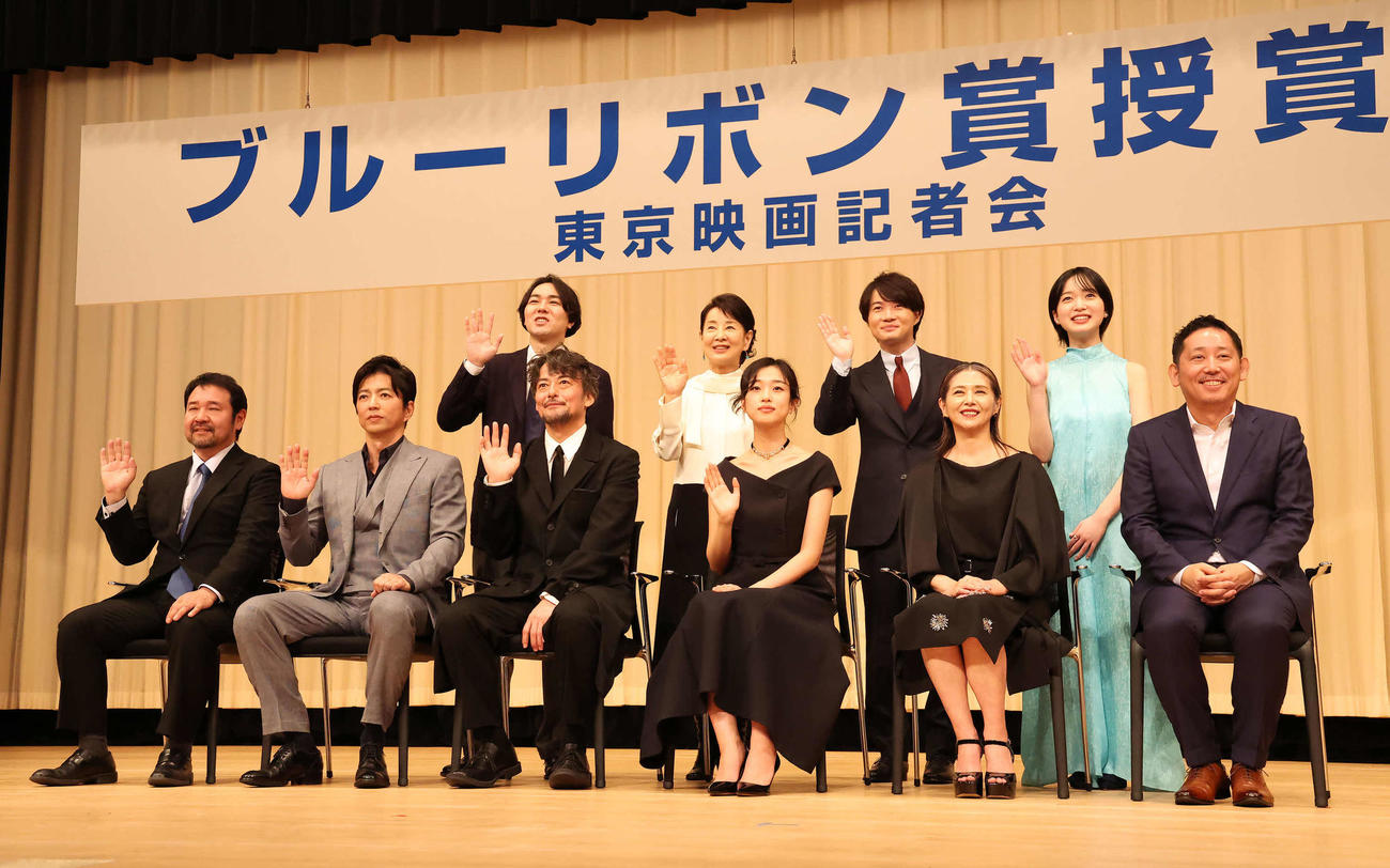 第67回ブルーリボン賞授賞式で写真に納まる、前列左から安田淳一監督、大沢たかお、山口馬木也、河合優実、小泉今日子、入江悠監督。後列左から「ビターズ・エンド」の冨岡孝仁氏、吉永小百合、神木隆之介、早瀬憩（撮影・丹羽敏通）