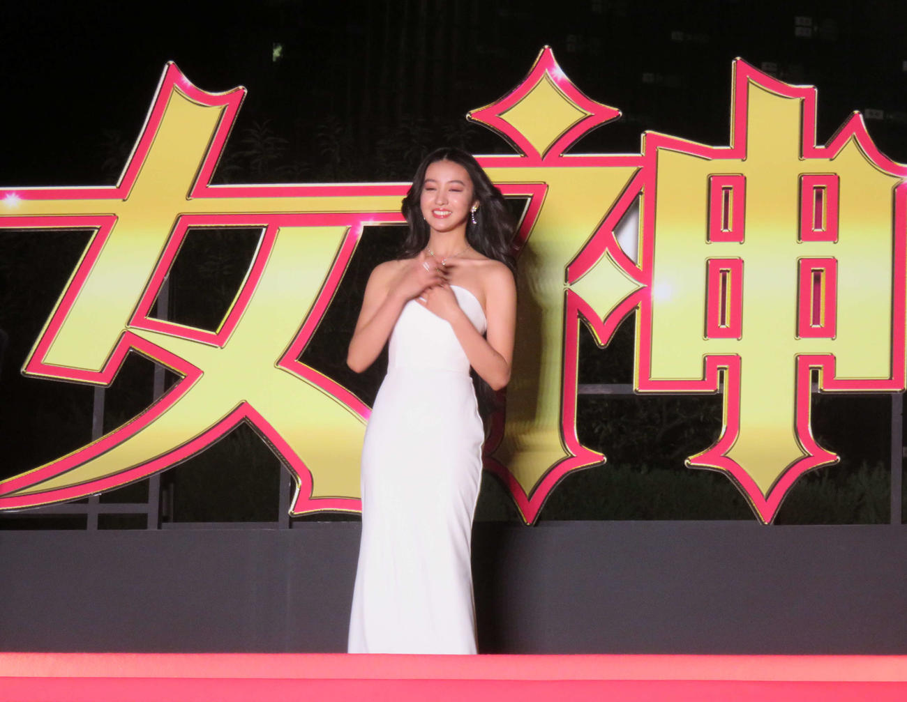 主演映画「女神降臨　Before　高校デビュー編」の完成披露試写会前に、ピンクカーペットを歩いたKoki，