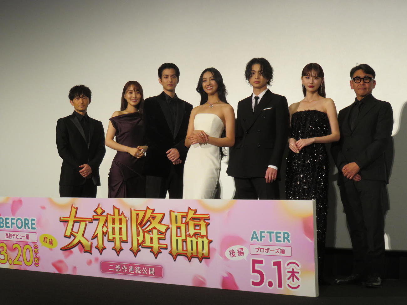 映画「女神降臨　Before　高校デビュー編」の完成披露試写会前に登壇した、左から津田健次郎、菅井友香、渡邊圭祐、Koki，、綱啓永、鈴木えみ、星野和成監督