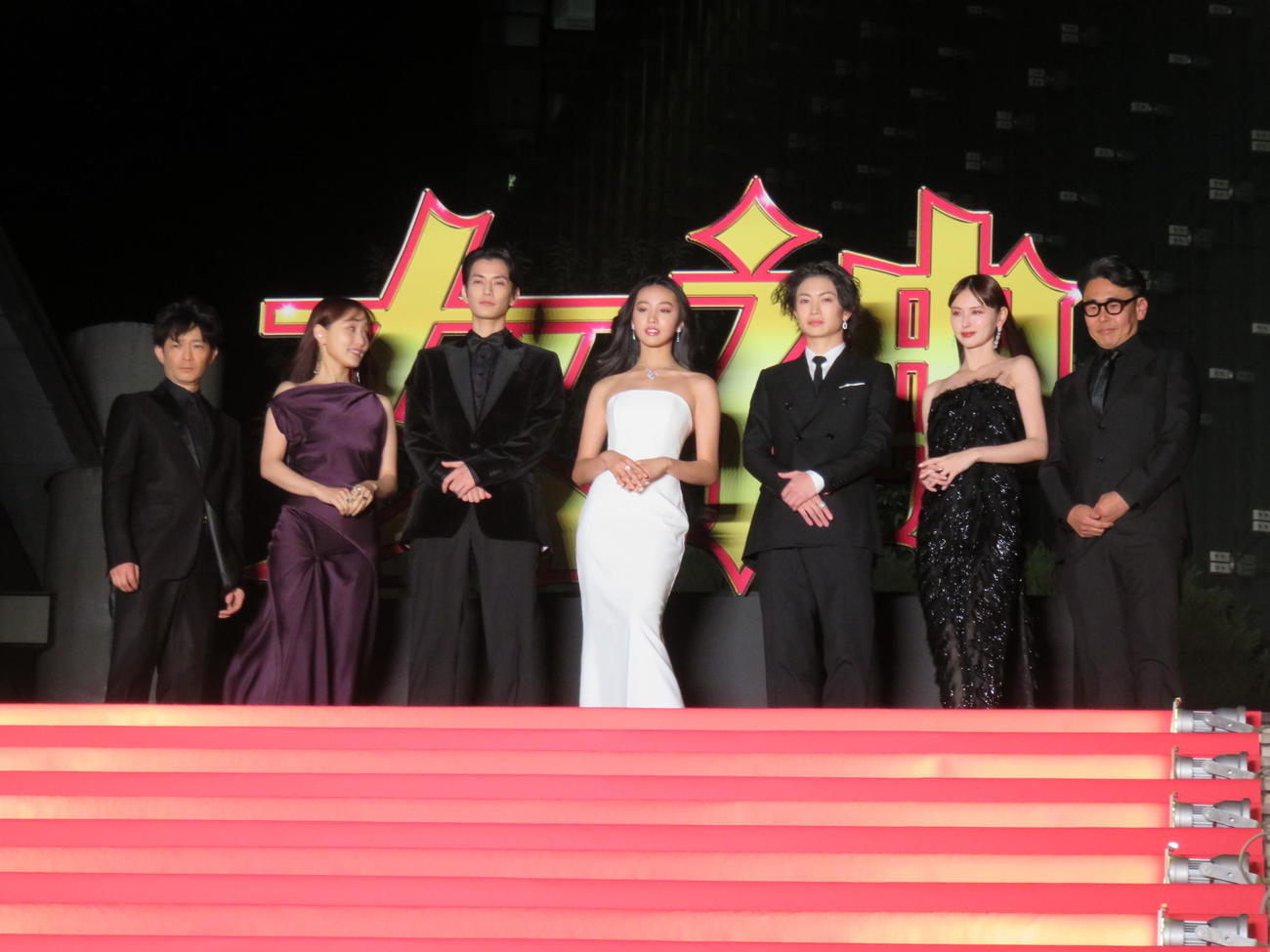 主演映画「女神降臨　Before　高校デビュー編」の完成披露試写会前に、ピンクカーペットを歩いたKoki，（中央）