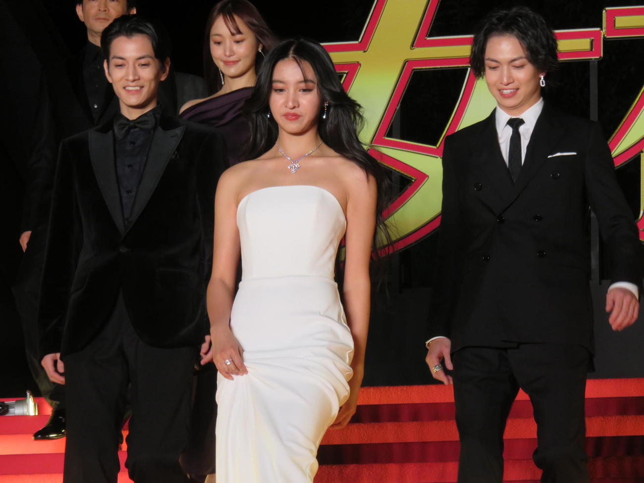 主演映画「女神降臨　Before　高校デビュー編」の完成披露試写会前に、ピンクカーペットを歩いたKoki，（中央）