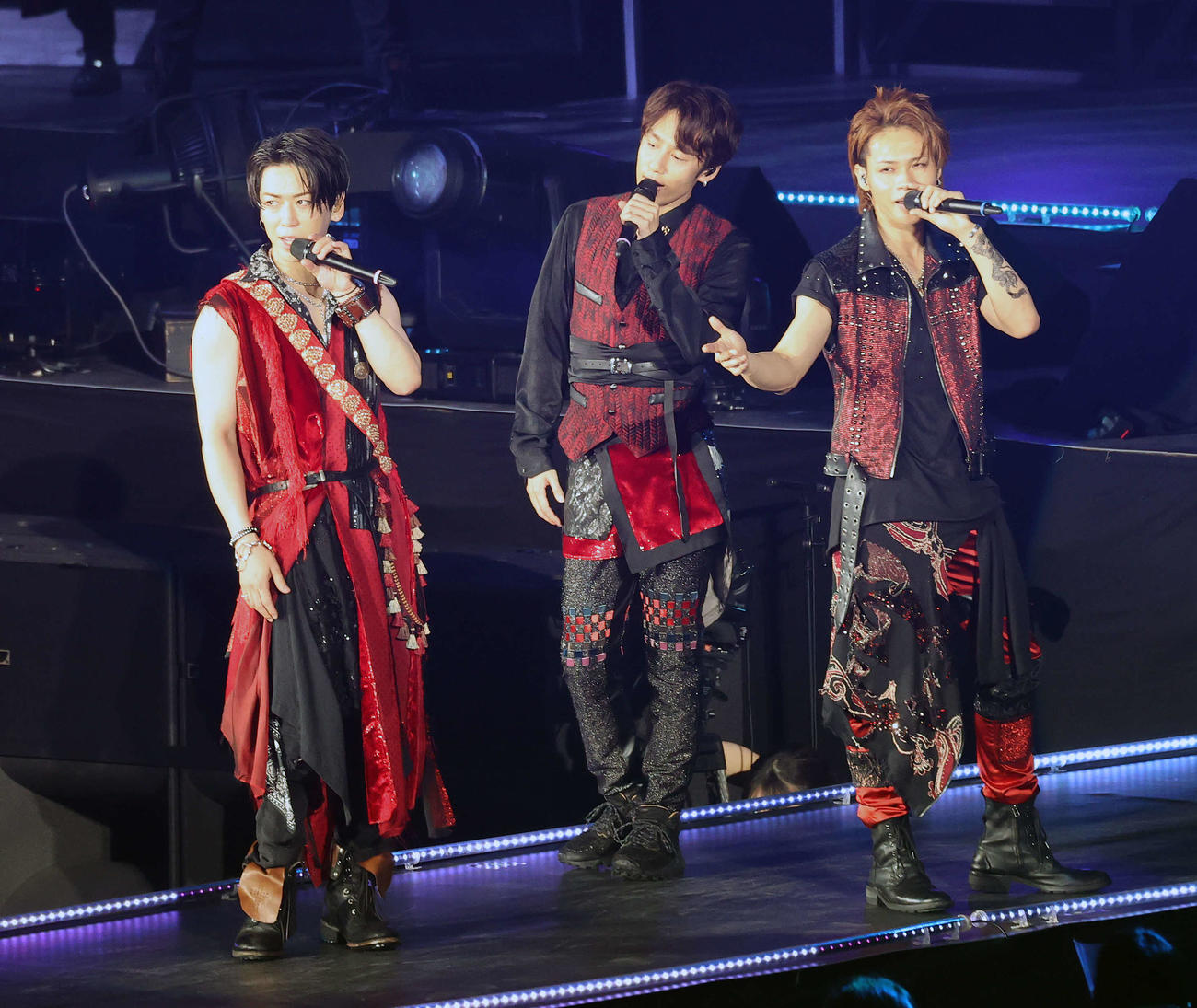 左から亀梨和也、中丸雄一、上田竜也