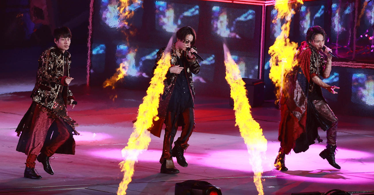 ライブでパフォーマンスするKAT－TUN（21年12月撮影）