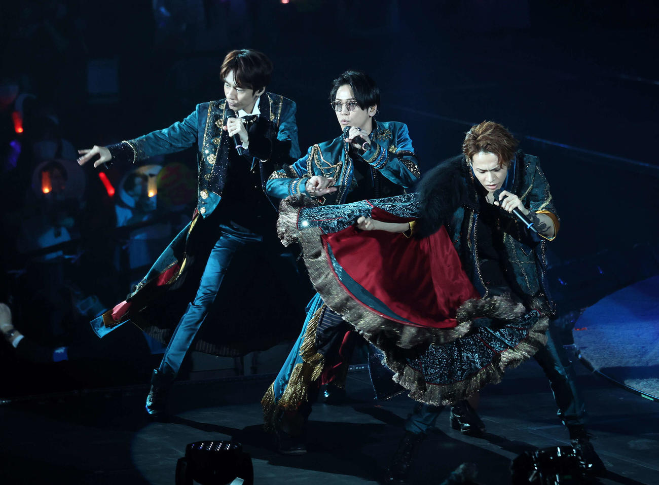 熱唱するKAT－TUN。左から中丸雄一、亀梨和也、上田竜也（21年5月撮影）