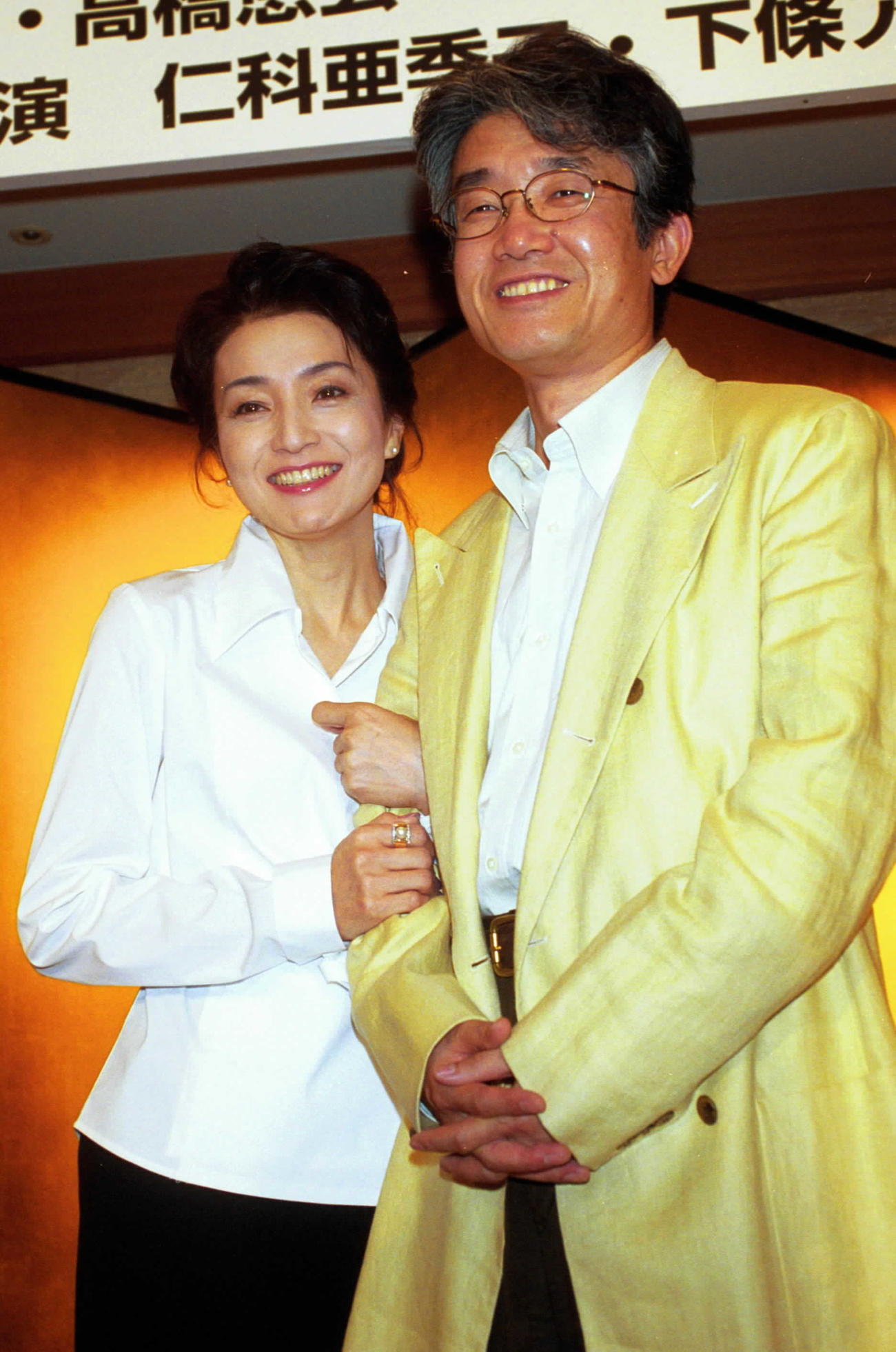初舞台で夫婦役を演じる仁科亜季子と下條アトムさん（2001年撮影）